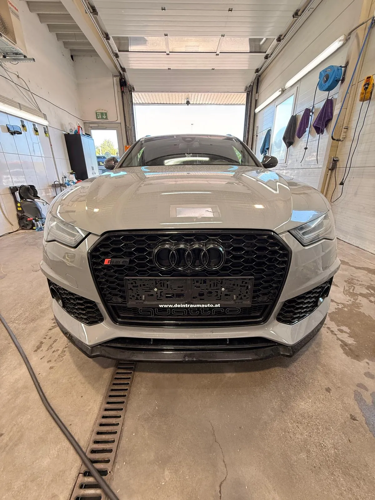 Nardograuer Audi RS6 Avant in der Aufbereitungshalle