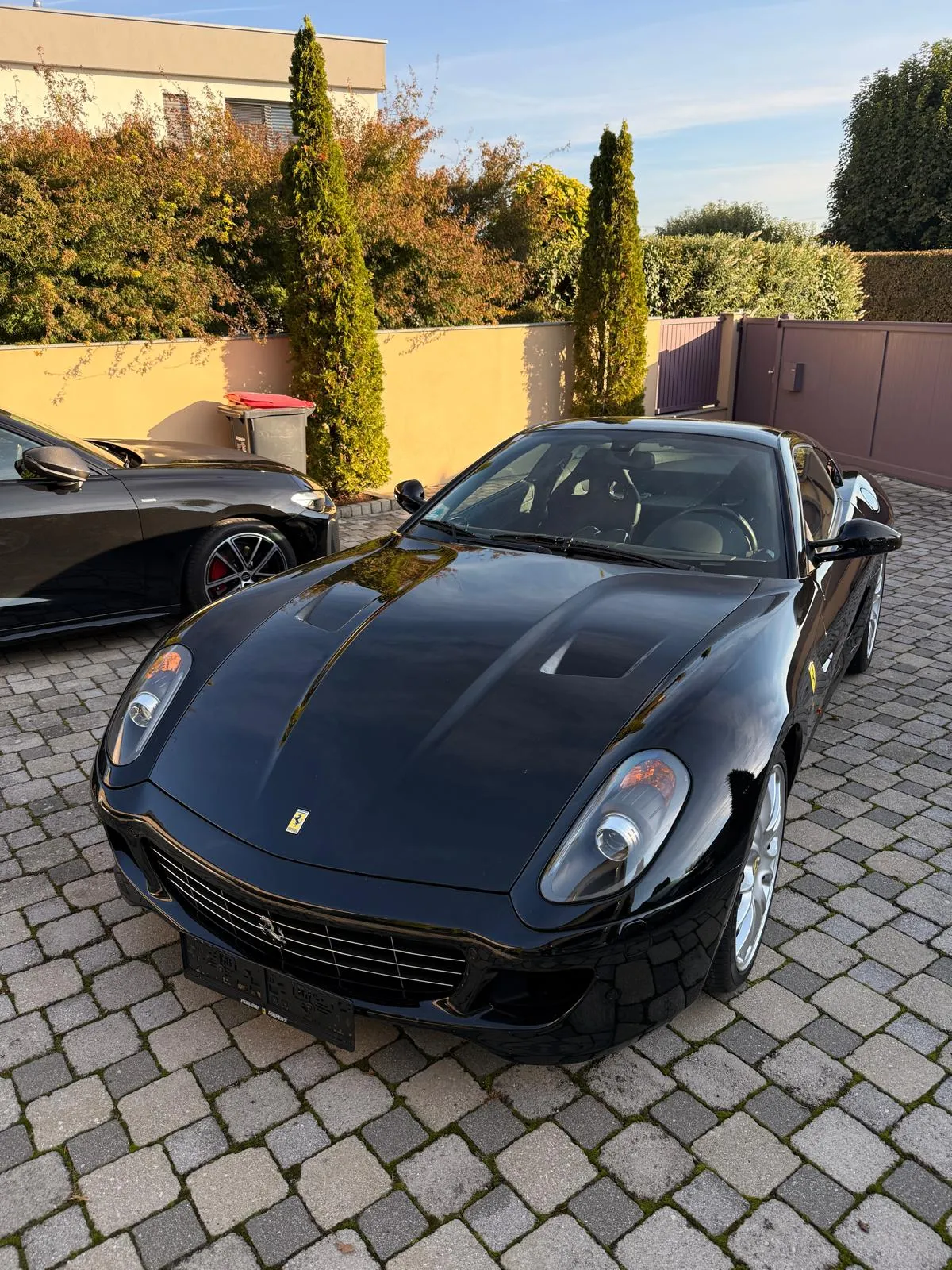 Schwarzer Ferrari 599 GTB nach der Aufbereitung in der Abendsonne